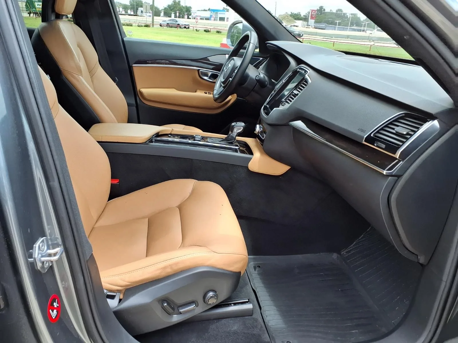 Used 2018 Gray Volvo T6 Momentum image 21