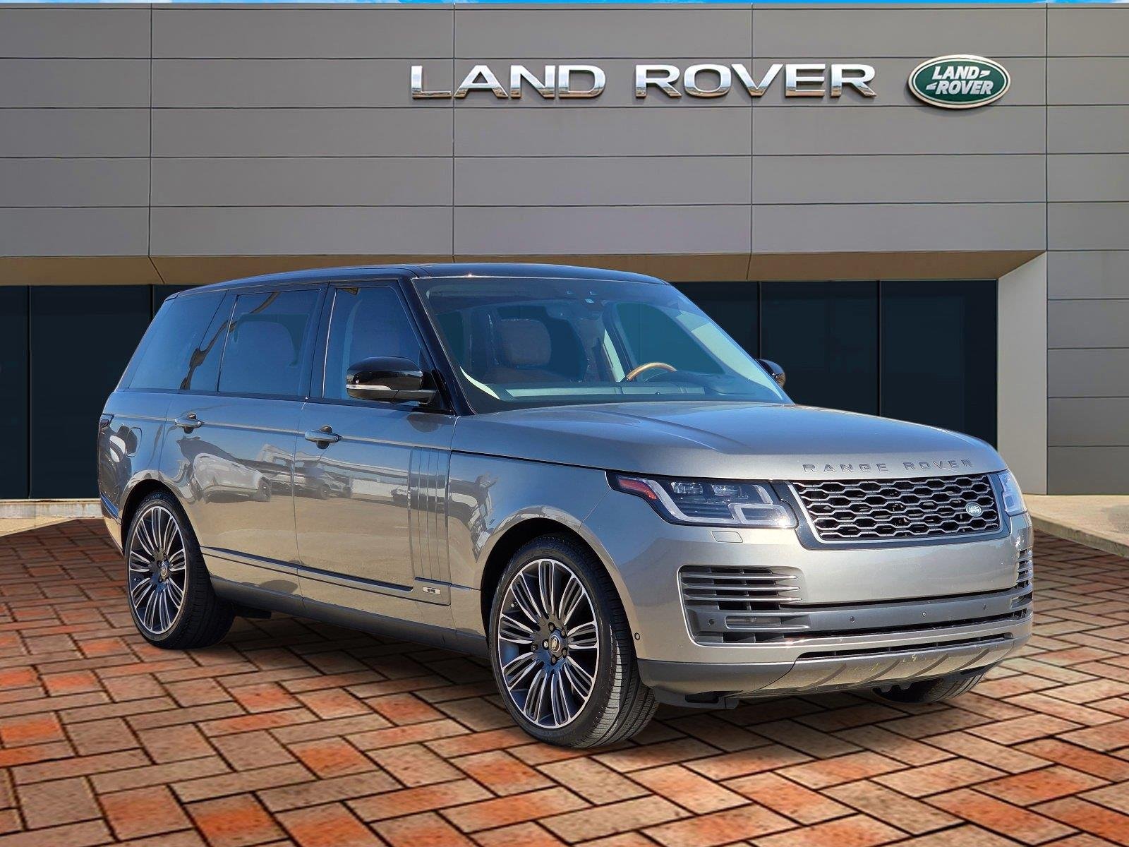 Used 2019 Silicon Silver Premium Metallic Land Rover Autobiography image 3