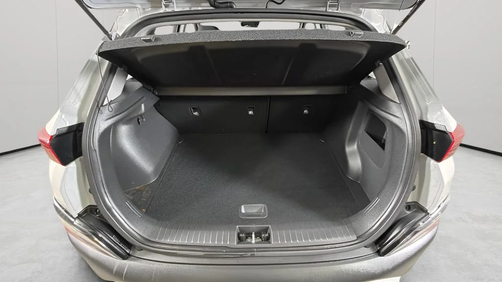 Used 2022 Silver Hyundai SE image 28