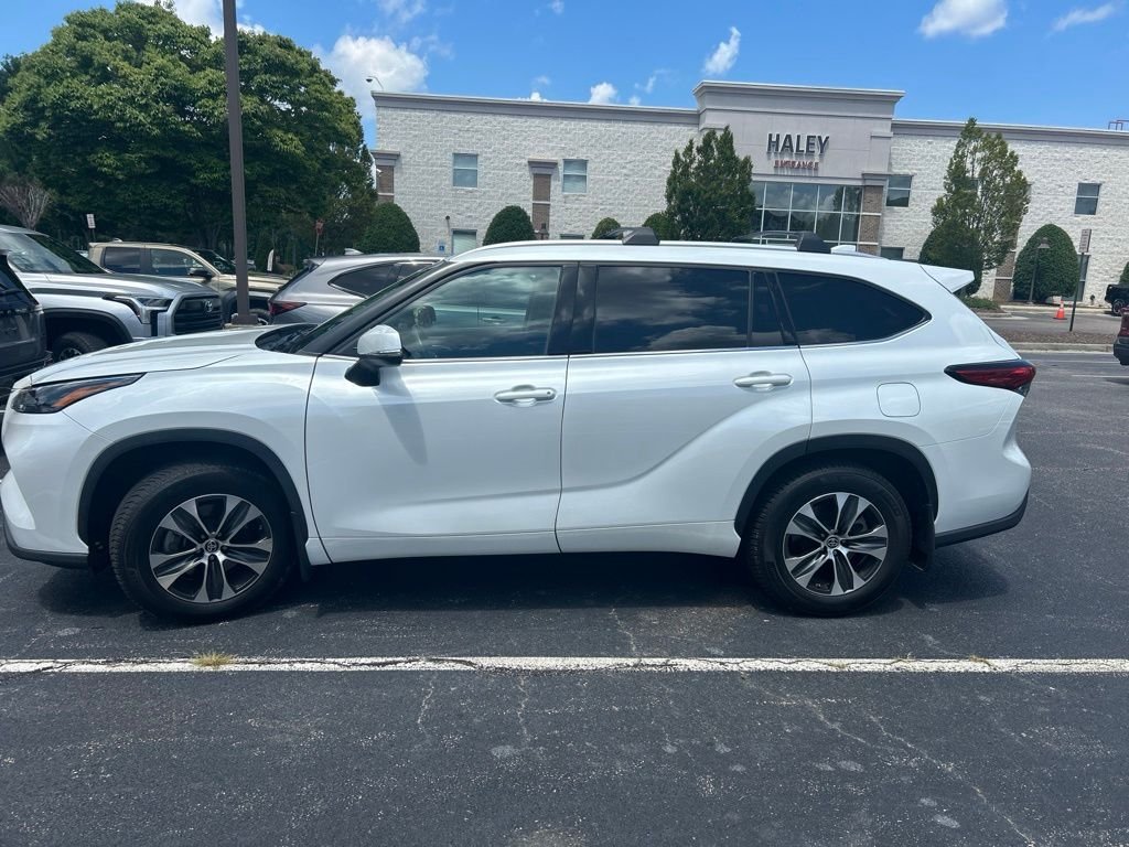 Used 2022 Beige Toyota XLE image 5