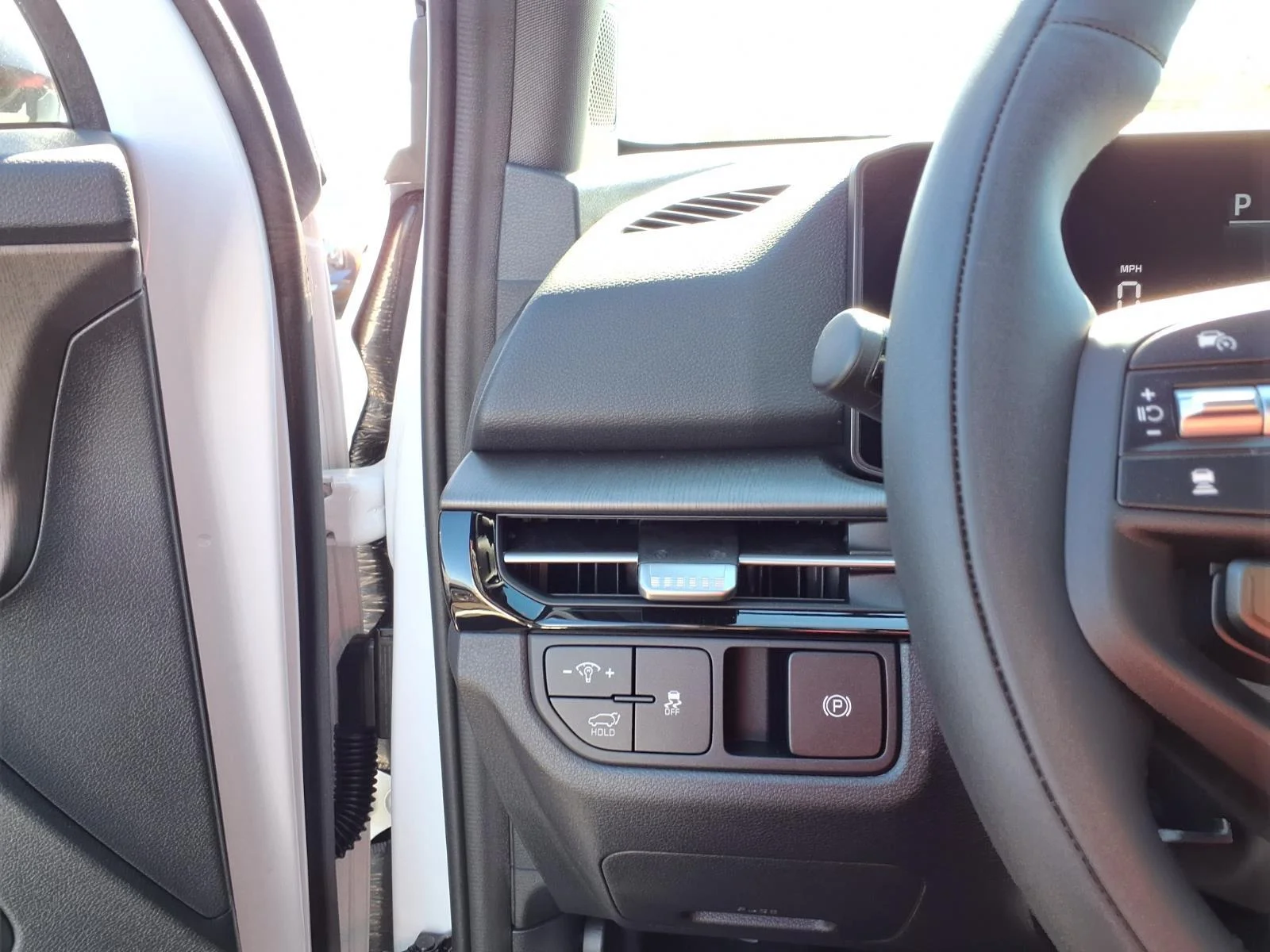 New 2027 Glacial White Pearl / Black Ro Kia X-Line image 10