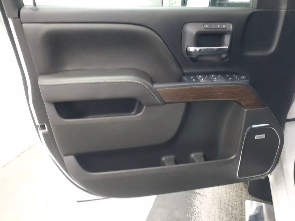 Used 2018 White Frost Tricoat GMC Denali image 6