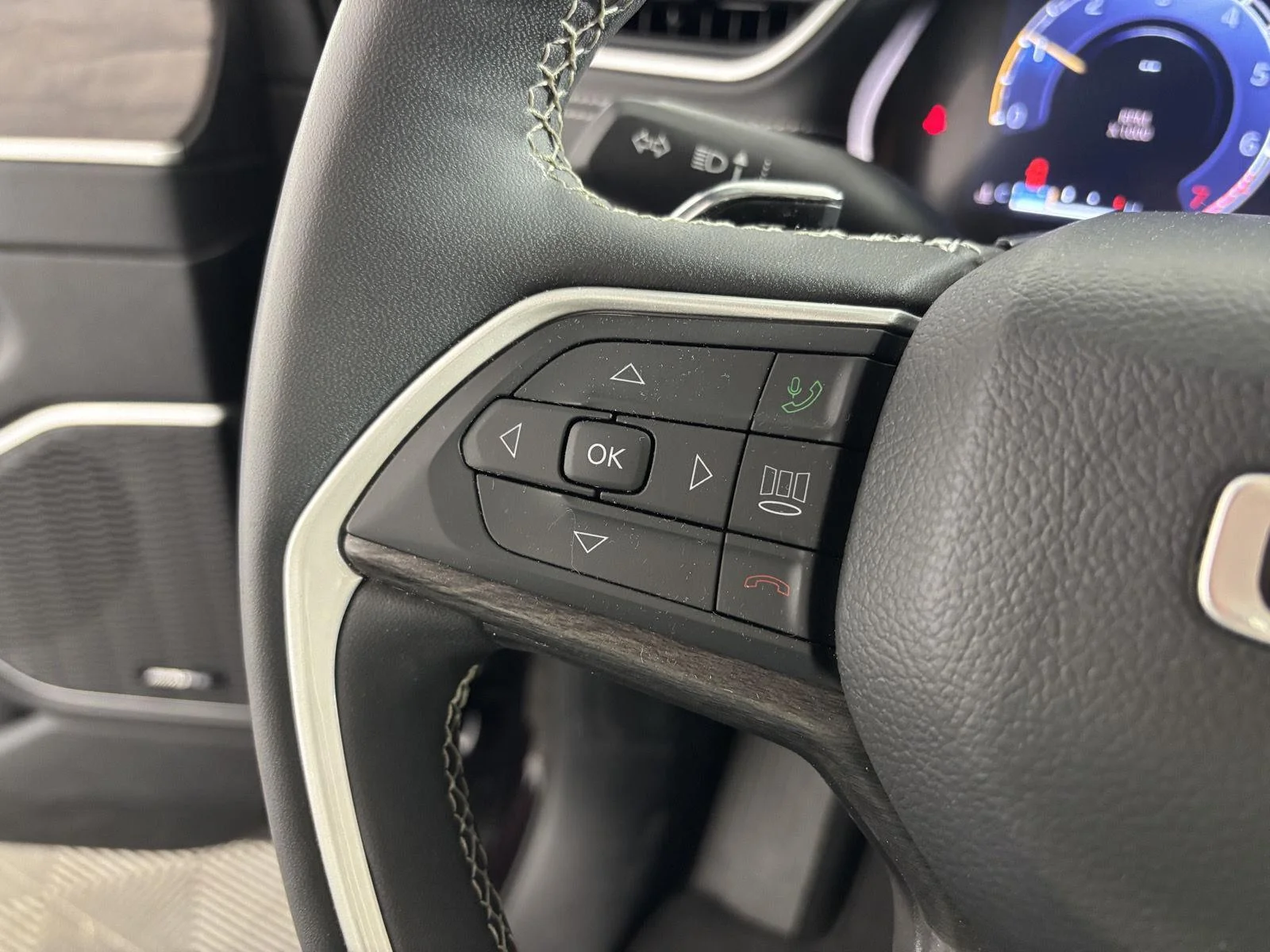 Used 2023 Ember Pearlcoat Jeep Limited image 30