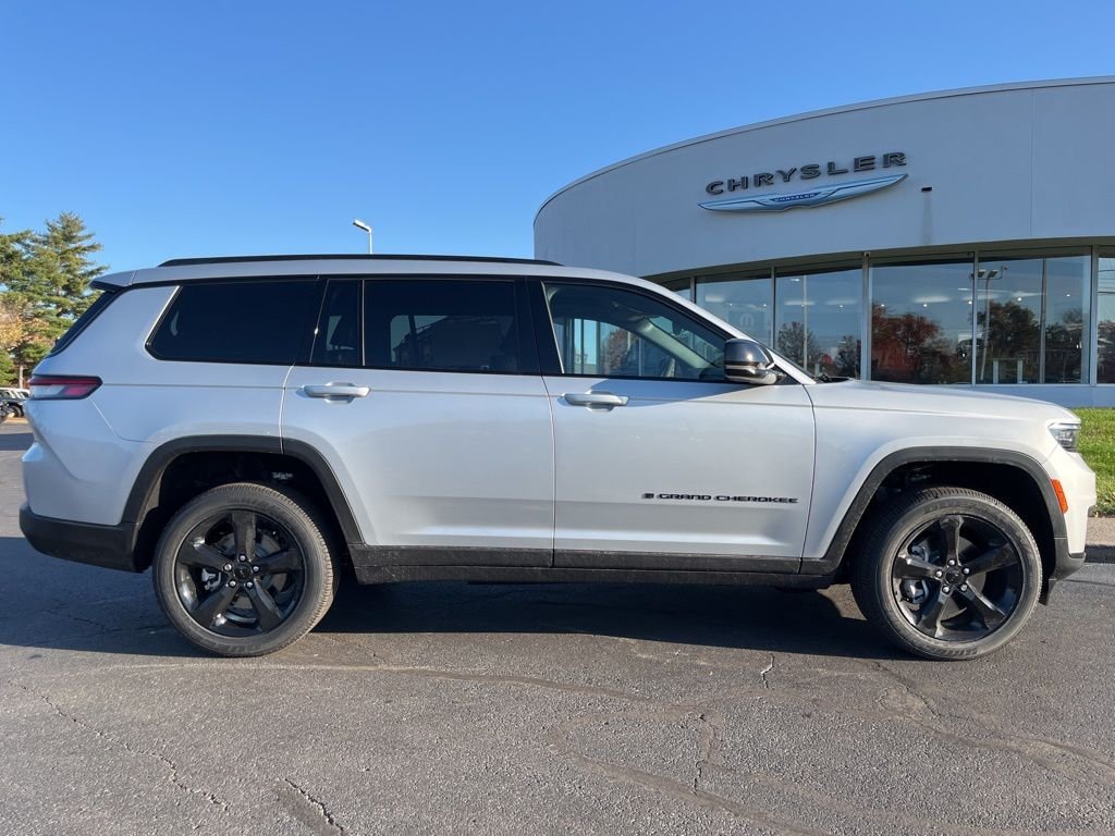 New 2025 Silver Zynith Exterior Paint Jeep Altitude X image 49