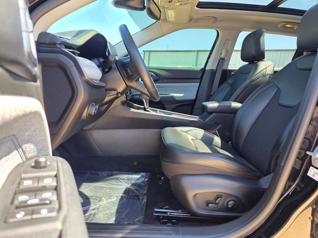 Certified Used 2022 Diamond Black Crystal Pearlcoat Jeep Latitude image 21