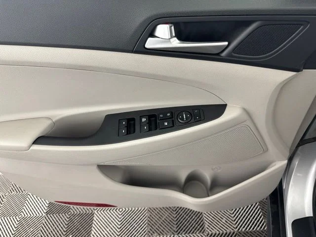 Used 2019 Silver Hyundai SE image 18