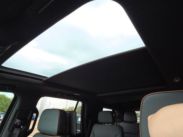 Used 2025 White GMC AT4 image 29