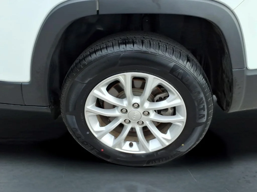 Used 2021 White Jeep Latitude image 13