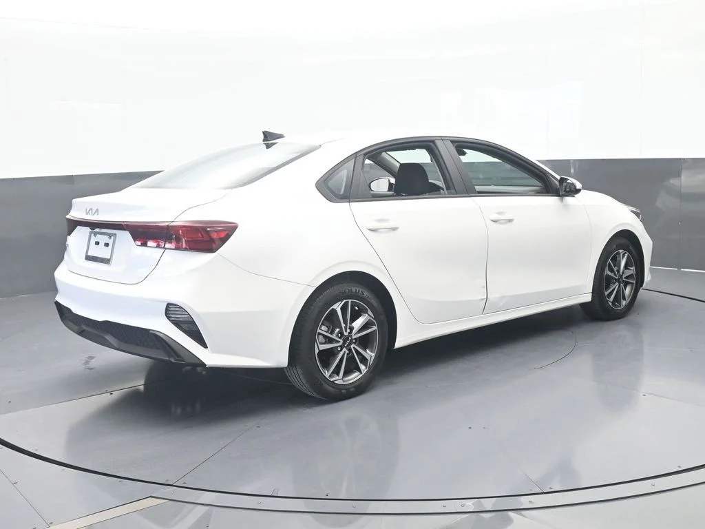 Used 2023 Snow White Pearl Kia LXS image 5