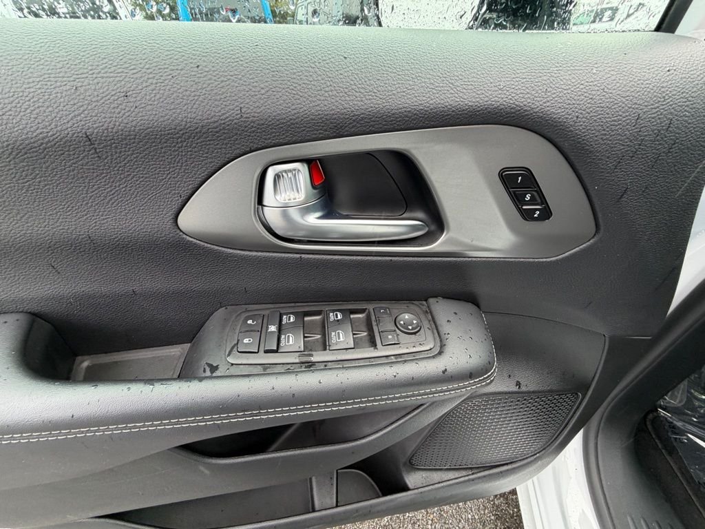 2025 Chrysler Pacifica Select - Photo 12