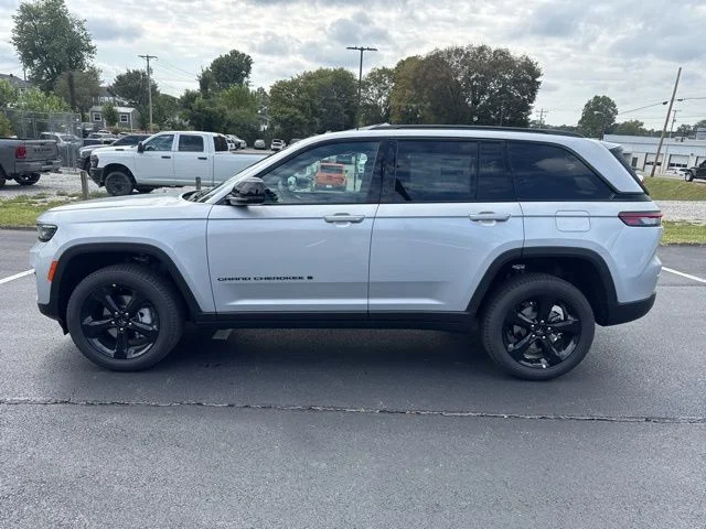 New 2025 Silver Zynith Exterior Paint Jeep Limited image 4