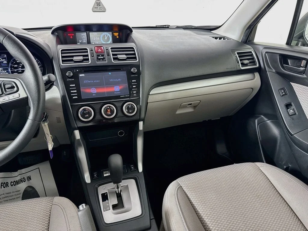Used 2018 White Subaru 2.5i Premium image 29