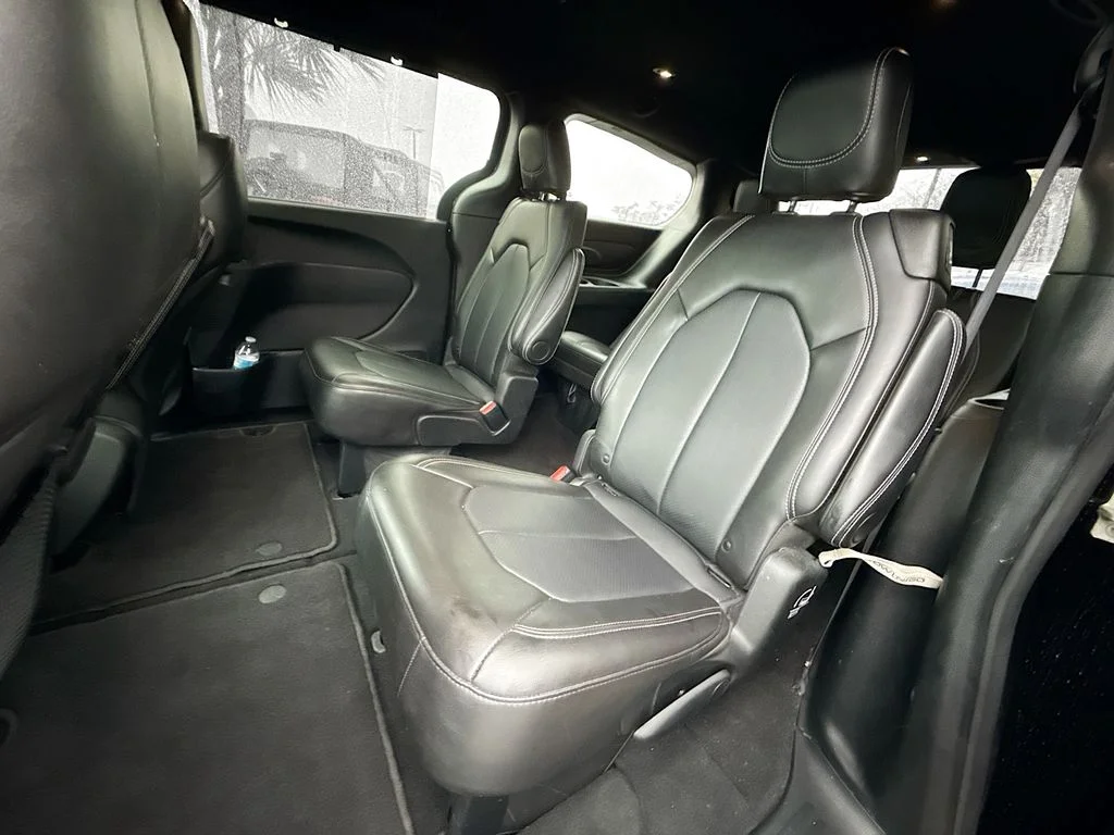 Used 2025 Black Chrysler Select image 27
