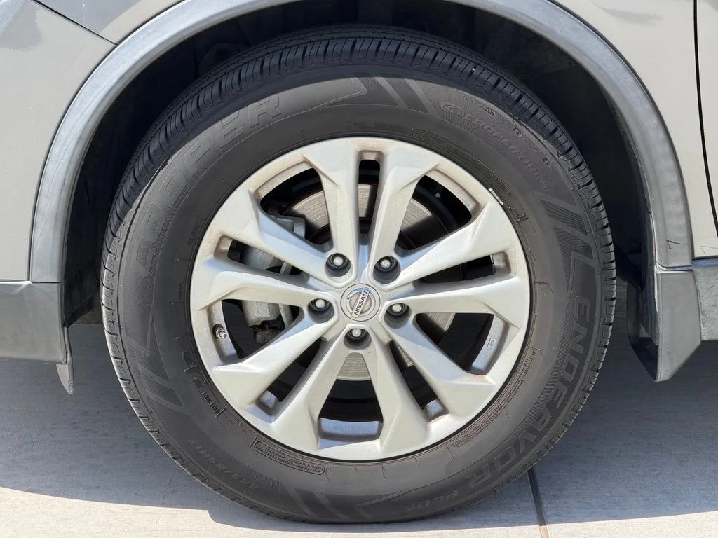 Used 2016 Gray Nissan S image 7