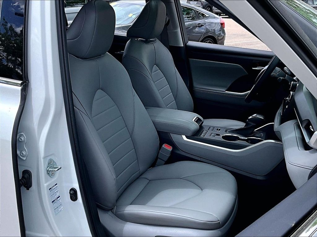 Used 2022 Beige Toyota XLE image 11