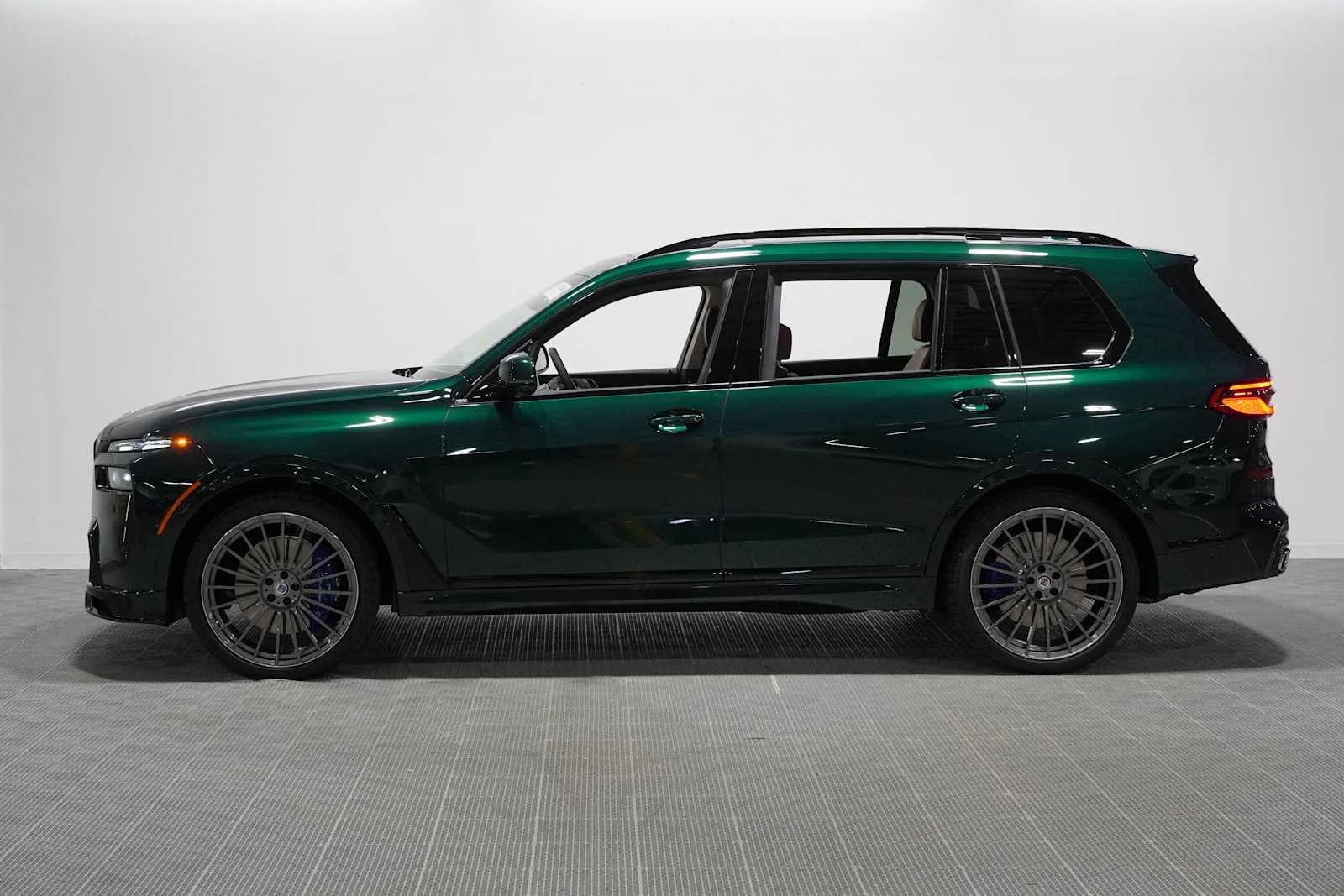 New 2026 Special Order Color BMW ALPINA XB7 image 3