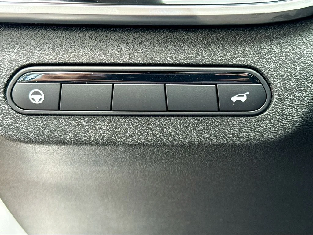 New 2027 RADIANT WHITE INFINITI Luxe FWD image 10