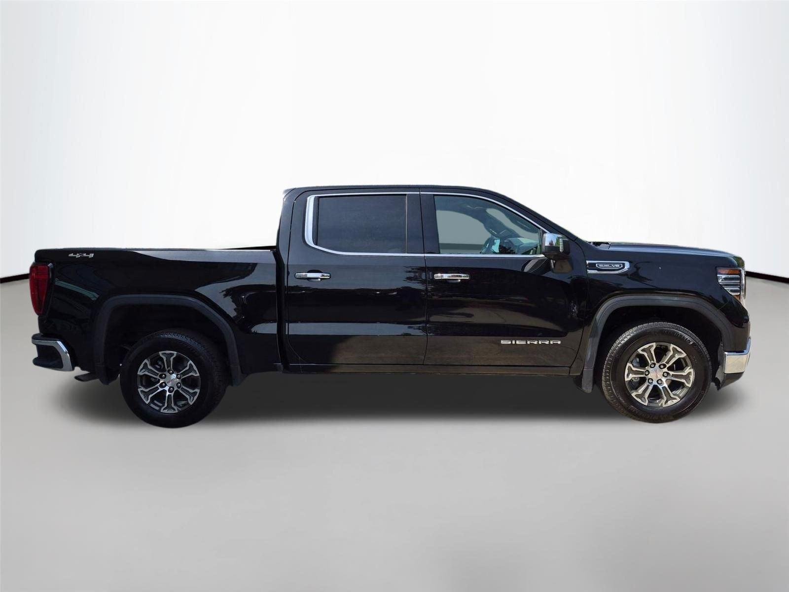 Used 2025 Onyx Black GMC SLT image 4