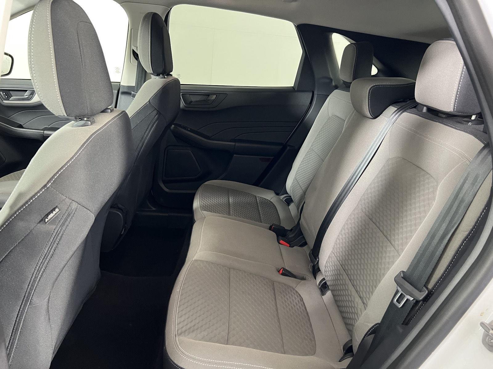 Used 2022 Wh Ford SE image 17