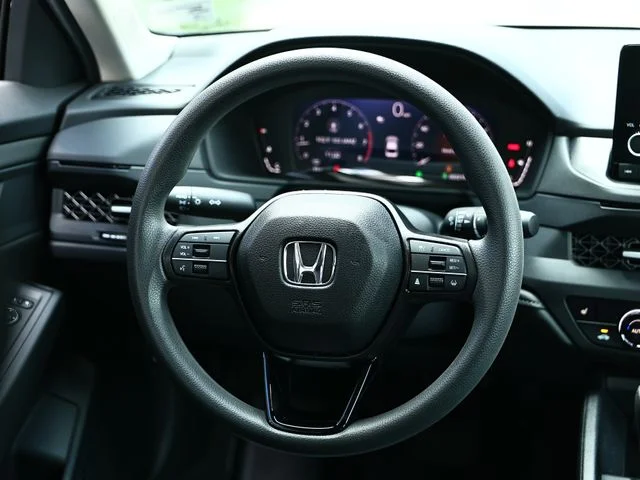 Used 2025 Canyon River Blue Metallic Honda SE image 28