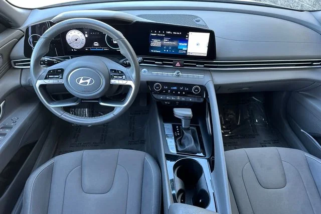 Used 2025 White Hyundai SEL Convenience image 16