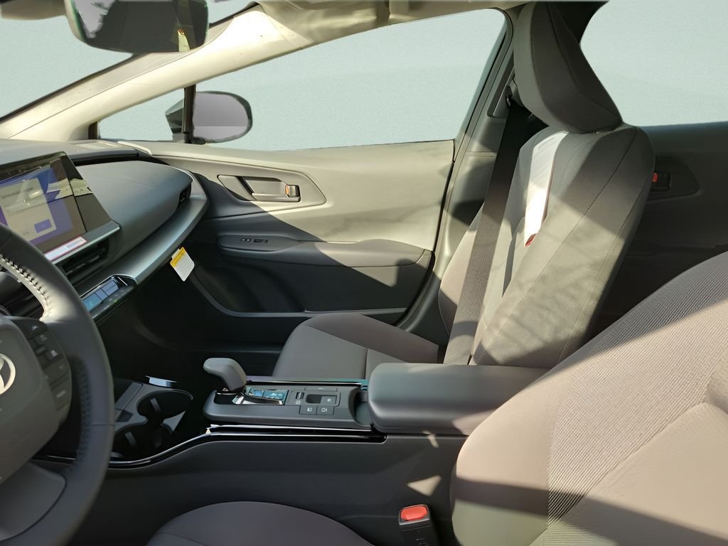 2026 Toyota Prius LE - Photo 17