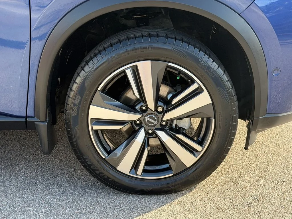 Used 2023 Blue Nissan Platinum image 19