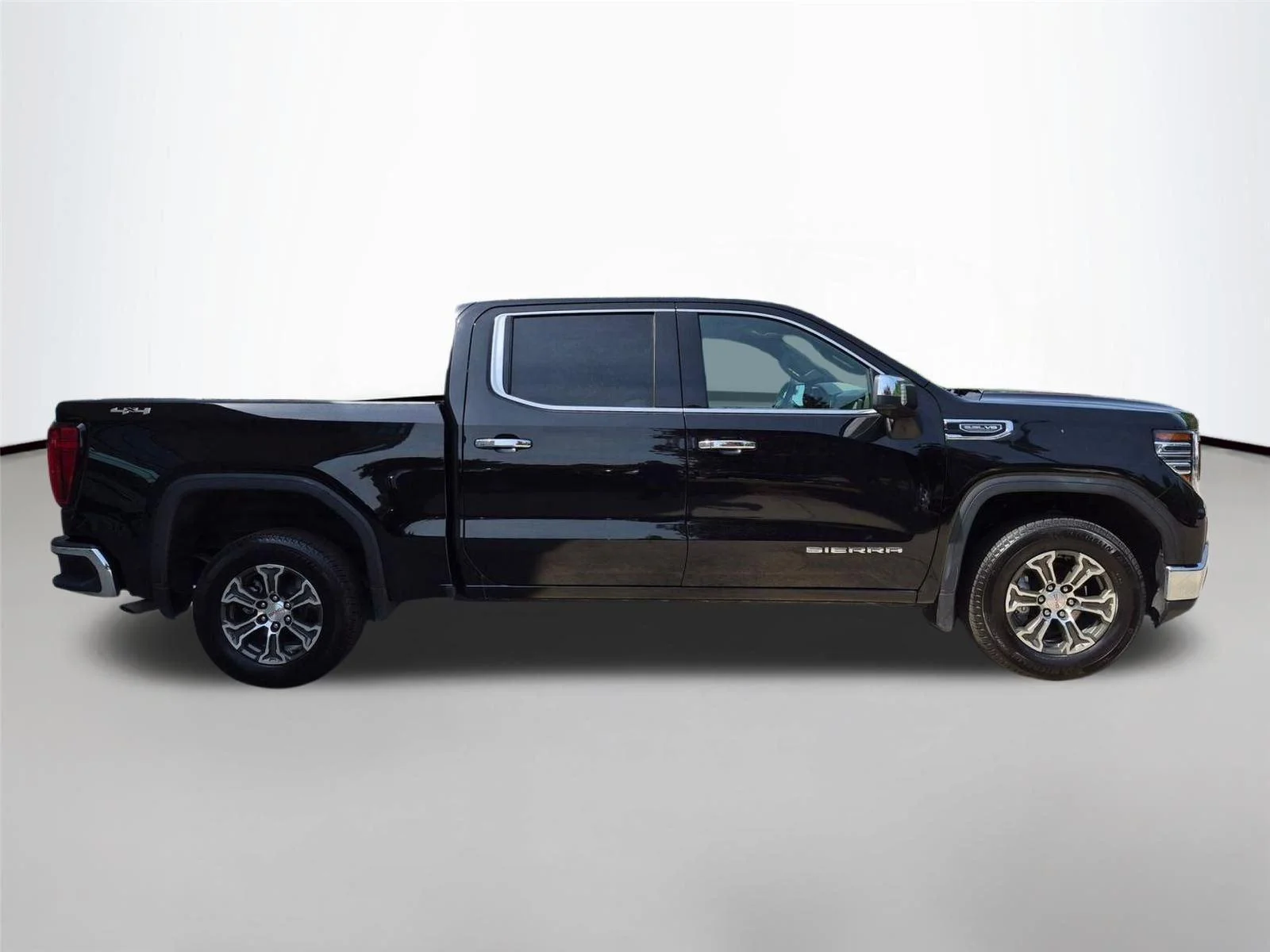 Used 2025 Onyx Black GMC SLT image 4