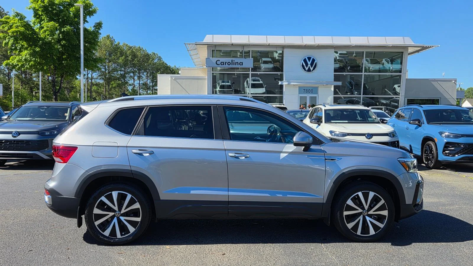 Certified Used 2023 Pyrite Silver Metallic Volkswagen SE image 3