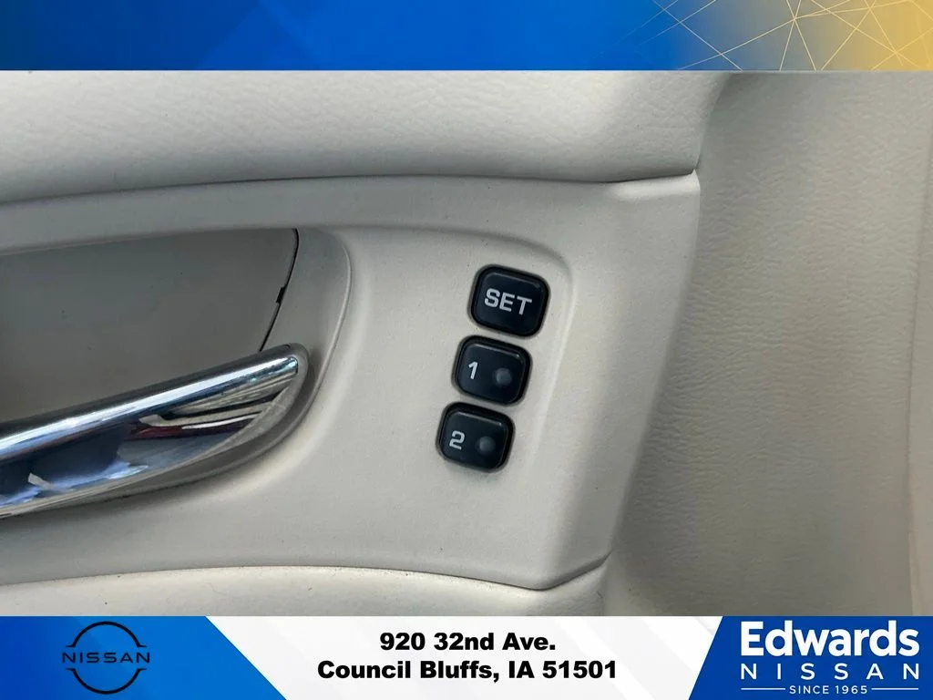 Used 2018 Red Nissan SL image 24