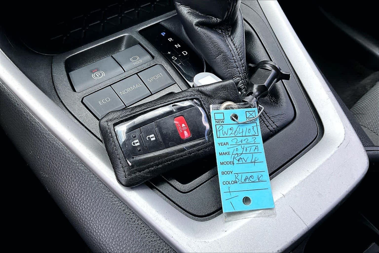 2023 Toyota RAV4 XLE - Photo 14