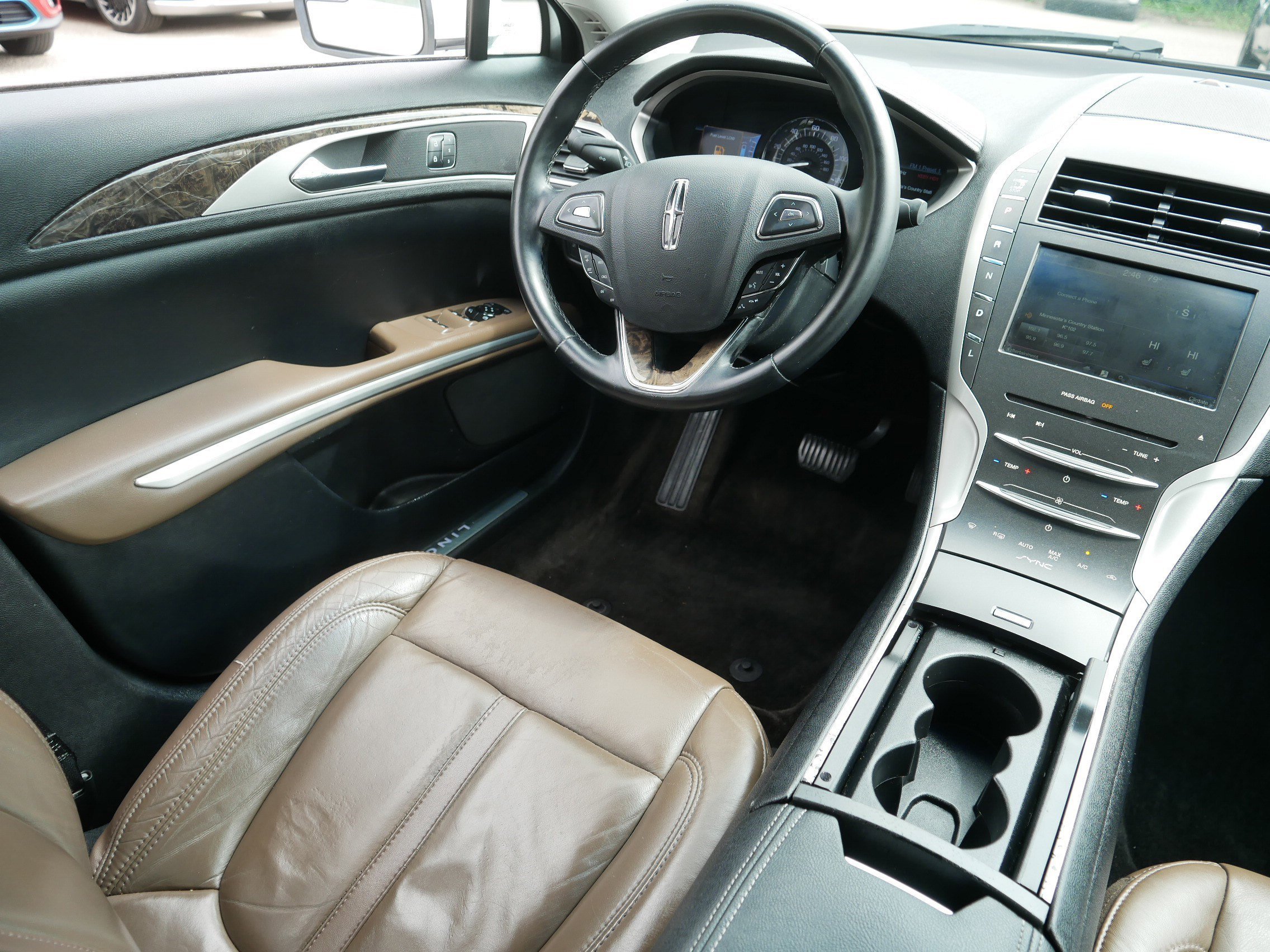 Used 2015 White Platinum Metallic Tri-Coat Lincoln Hybrid image 9