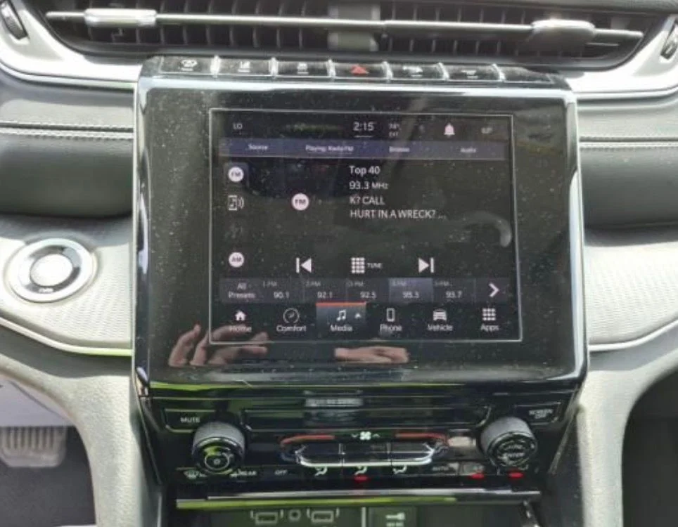 Used 2024 White/off-white Jeep Laredo image 9