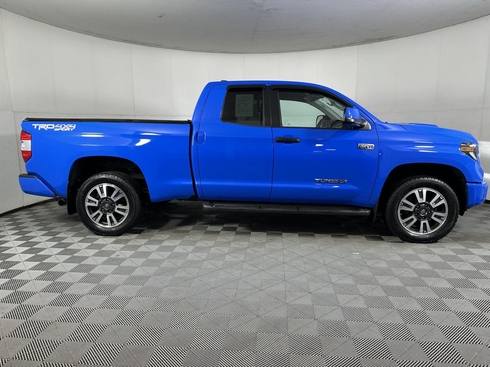 Used 2020 Voodoo Blue Toyota SR5 image 29
