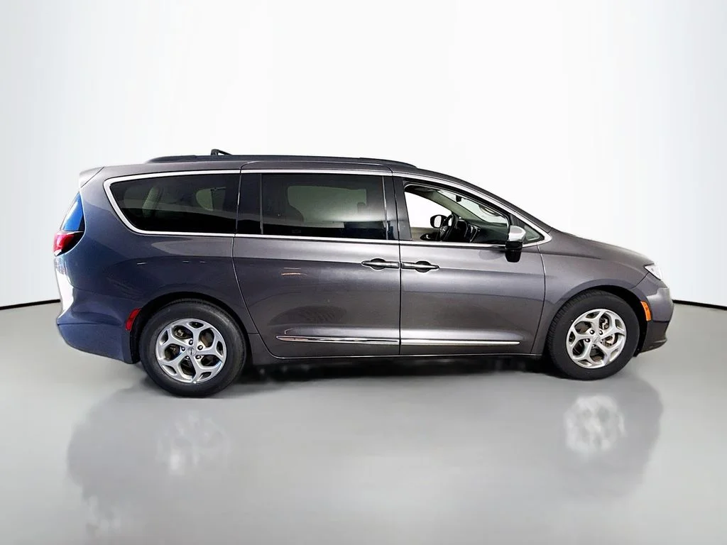 Used 2023 Granite Crystal Clearcoat Metallic Chrysler Limited image 15