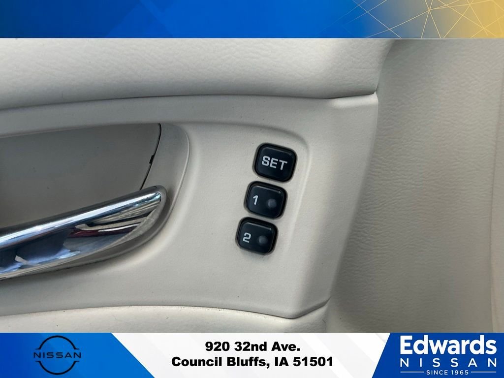 Used 2018 Red Nissan SL image 24