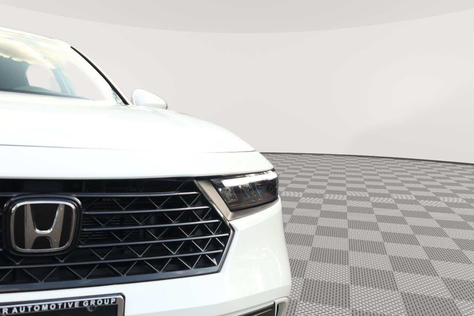 Used 2024 Platinum White Pearl Honda EX image 10