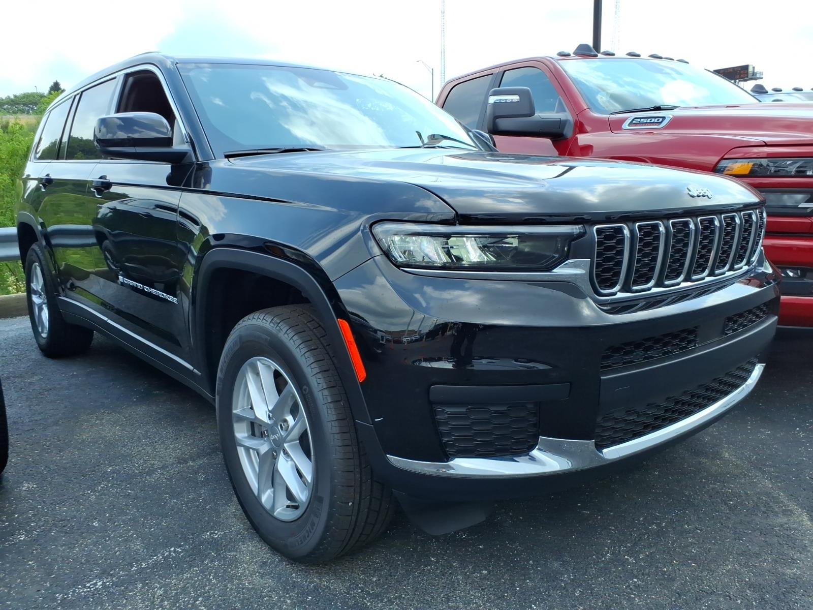 New 2026 Diamond Black Crystal Pearl-Coat Exterior Paint Jeep Laredo X image 3