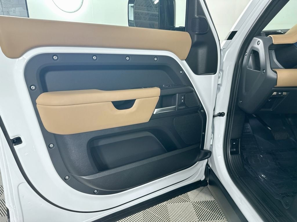 New 2026 Fuji White Land Rover X-Dynamic SE image 22