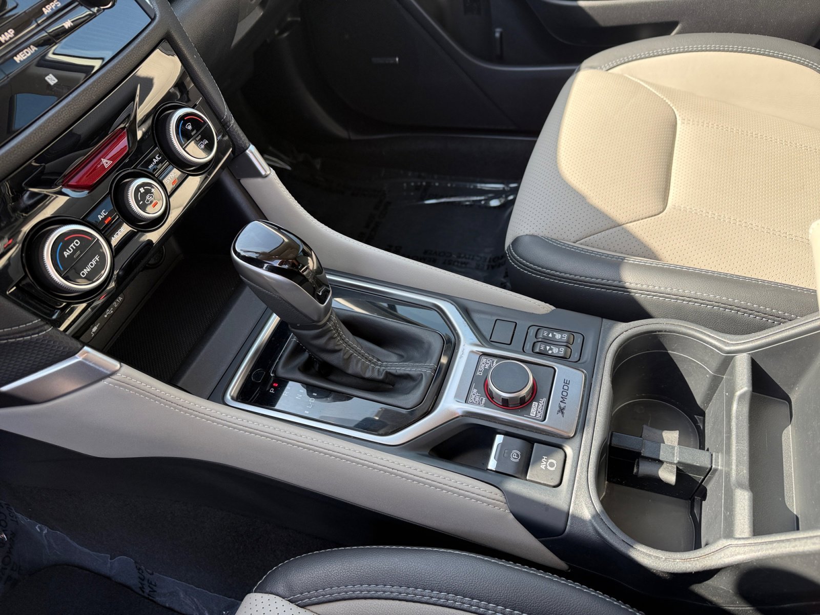 Used 2020 Crystal White Pearl Subaru Limited image 13