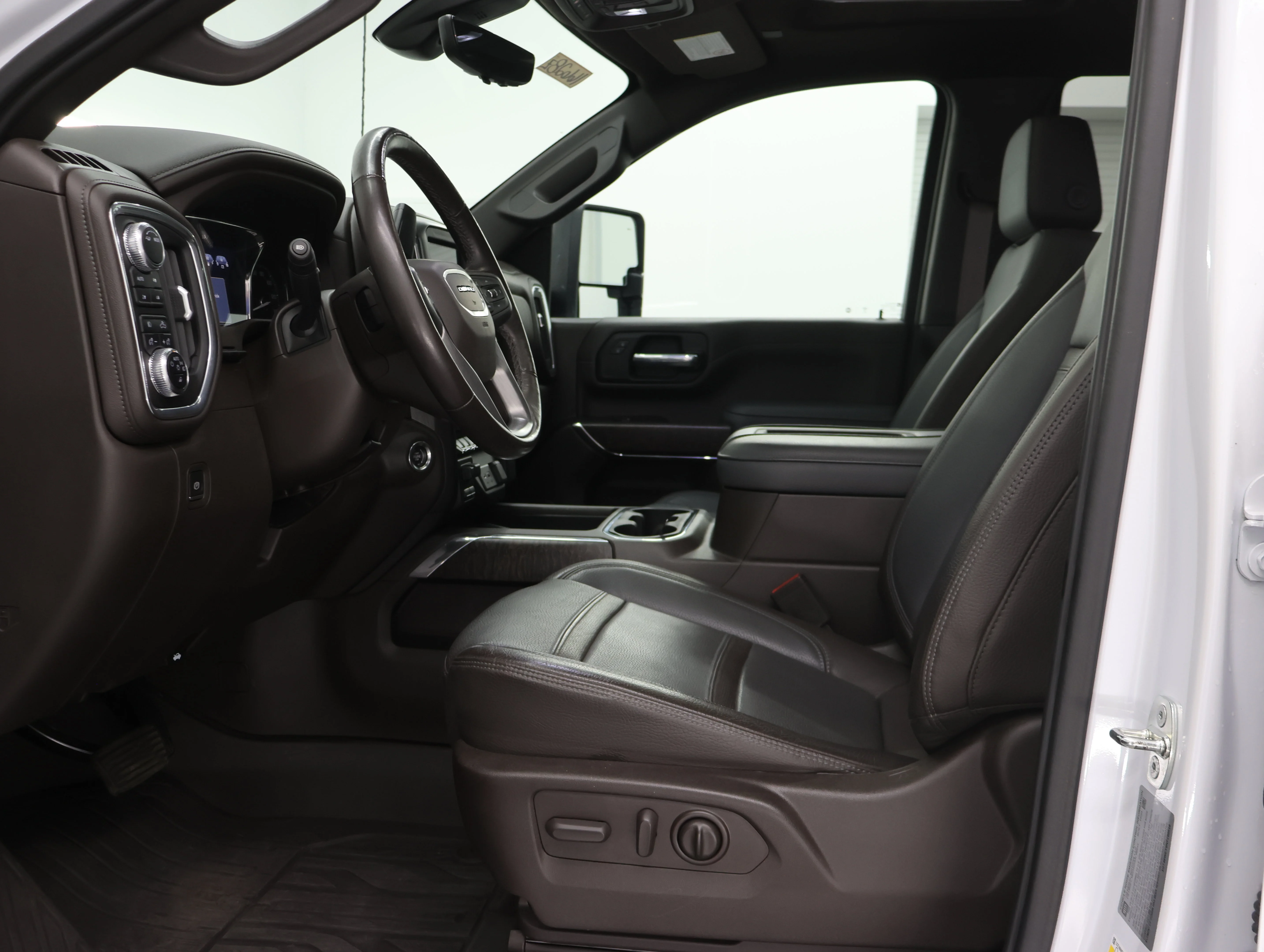 Used 2022 White Frost Tricoat GMC Denali image 8