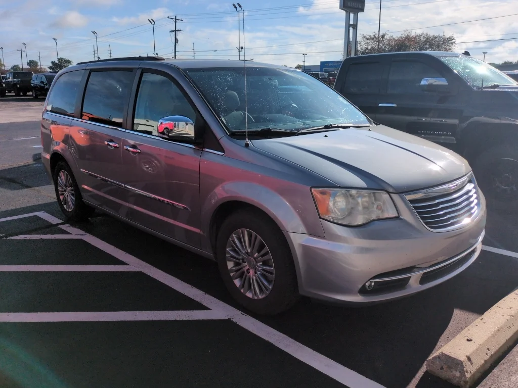 Used 2014 Billet Silver Metallic Clearcoat Chrysler Touring-L image 4