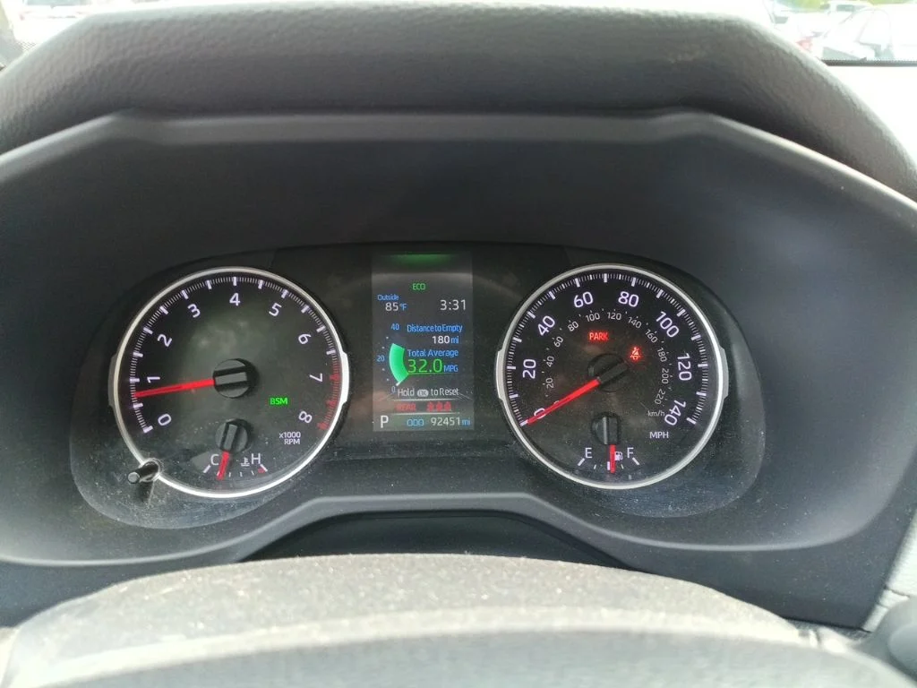 Used 2021 Silver Toyota XLE Premium image 9