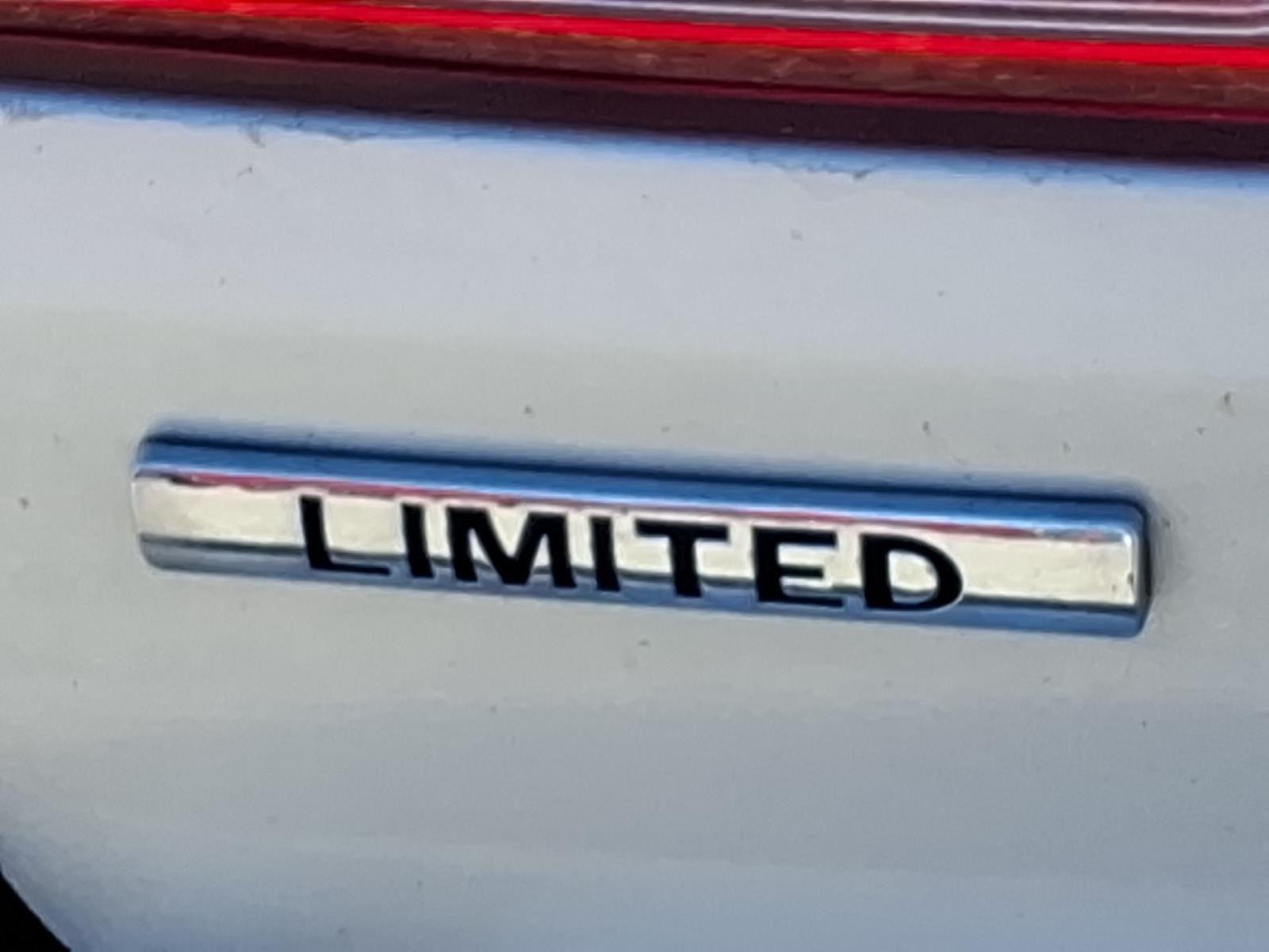 Used 2009 Bright Silver Hyundai Limited image 27