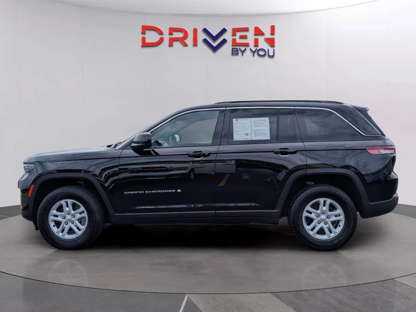 Used 2024 Diamond Black Crystal Pearlcoat Jeep Laredo image 2