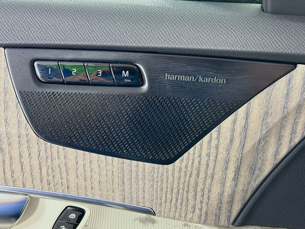 Used 2023 Black Volvo B6 Plus 6-Seater image 20