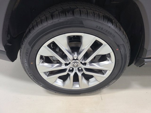 Used 2020 Midnight Black Metallic Toyota XLE Premium image 37