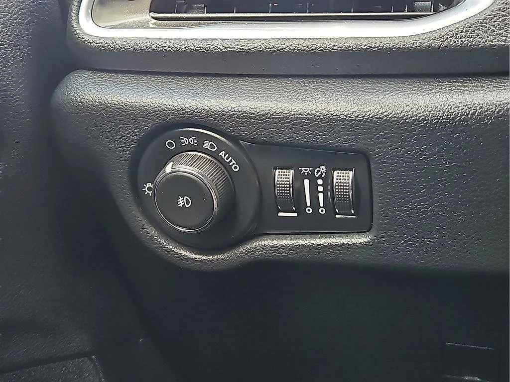 Used 2025 White Chrysler Limited image 13