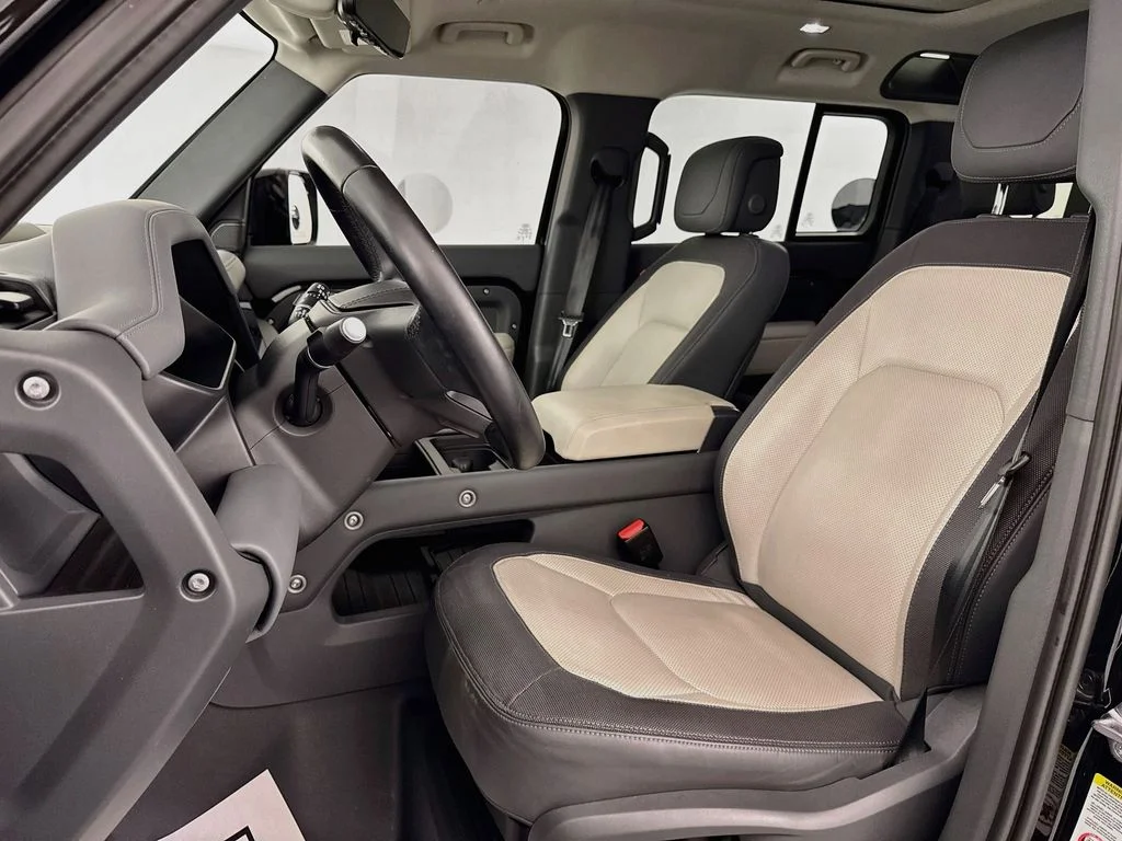 Used 2024 Black Land Rover X-Dynamic SE image 21