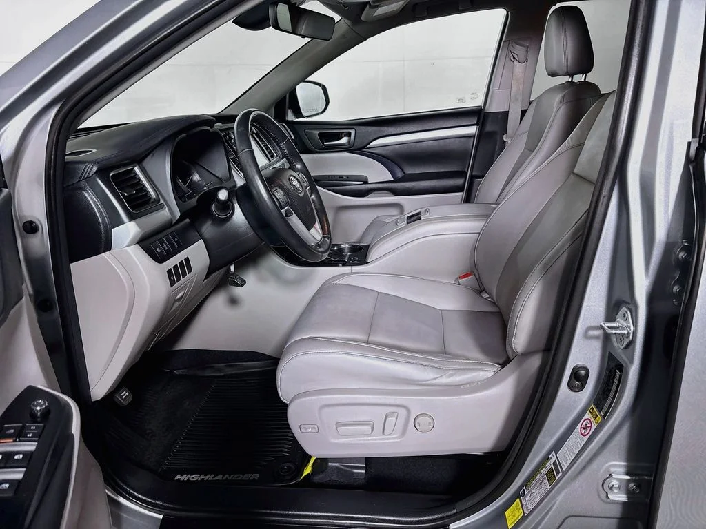 Used 2018 Silver Toyota XLE image 11